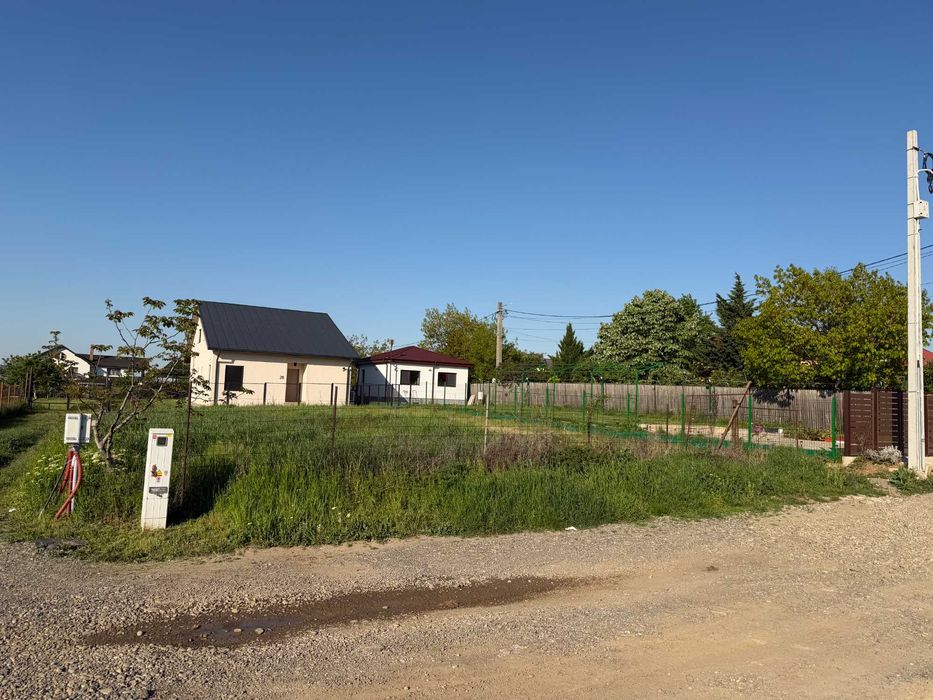 Teren intravilan 500 mp în Cocoșești – vedere la pădure, utilități la poartă, deschidere 16,5 m