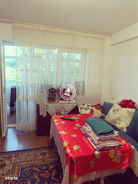 Apartament 3 camere de vanzare, model decomandat - Podul de Piatra
