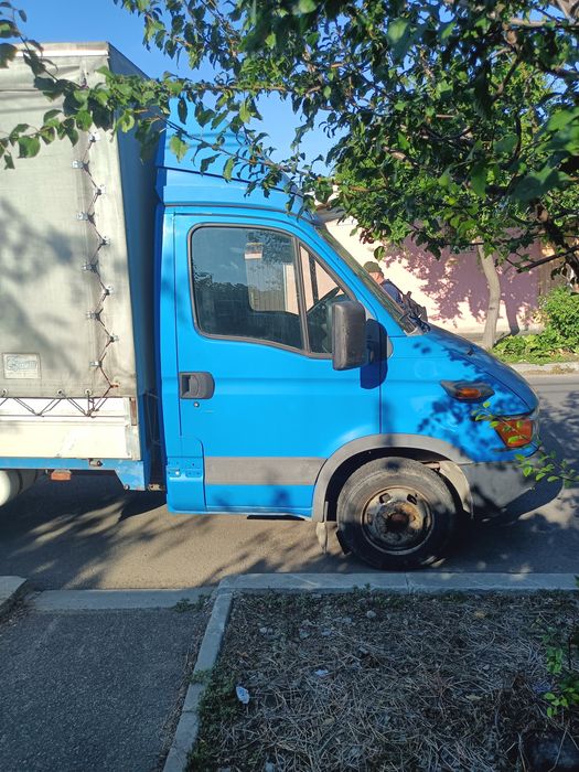 Camionetă cu prelată