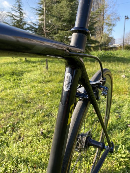 Карбонов Шосеен велосипед Scott addict