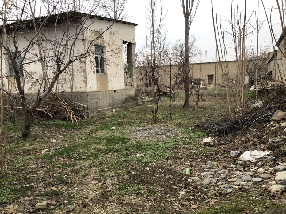 Жума шахрини марказида участка сотилади.  1 сотиги 15 минг доллор