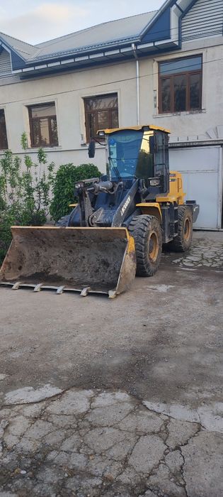 Услуги мощного погрузчика: Копаем, грузим, планируем!