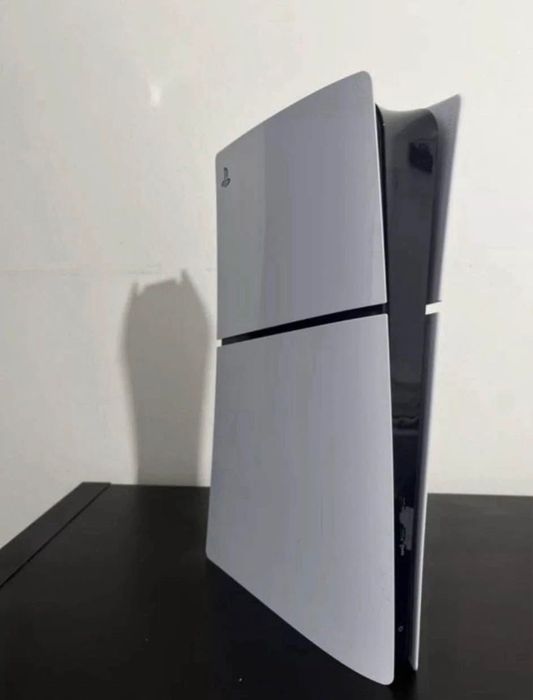Playstation 5 o maneta in cutie
