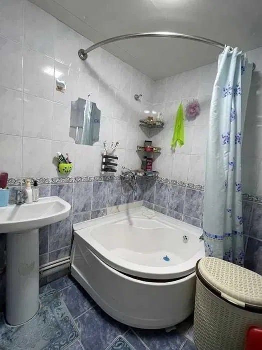 Продается 5 комнатная квартира на массив куйлюк 5 (RV)