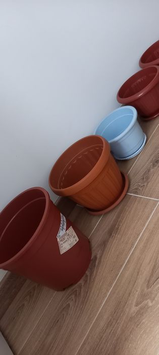 Продам горшки для цветов пластиковые.