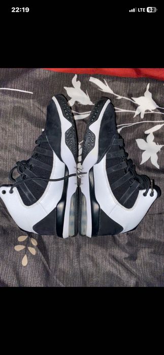 Jordan Max Aura Black and White