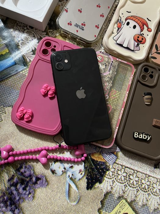 Vand iphone 11 , baterie 75 ,64GB , plus invarcator si 8 huse cadou 800 de lei negociabil