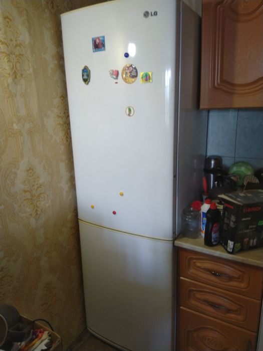 Холодильник LG двухкамерный.