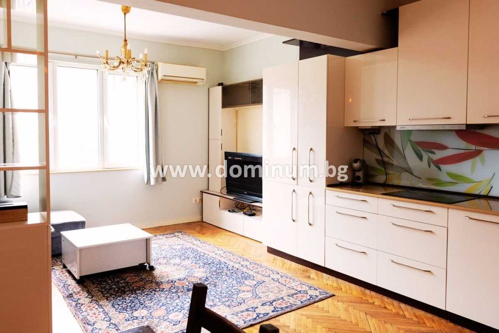 Продава се обзаведен тристаен апартамент на бул. Прага