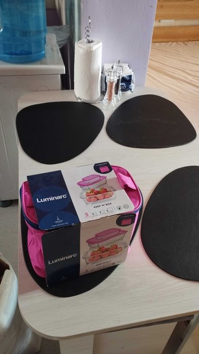 Мини-скатерти на обеденный стол черного цвета, очень стильно смотрится