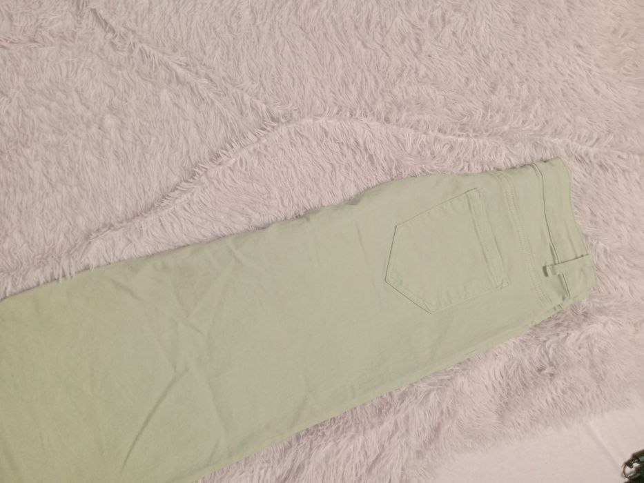 Джинсы в базовом бежевом цвете