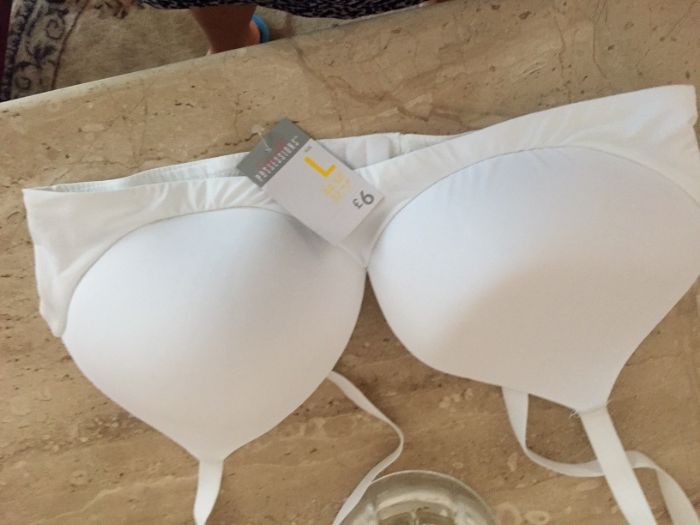 Продавам чисто нов с етикет сутиен размер L