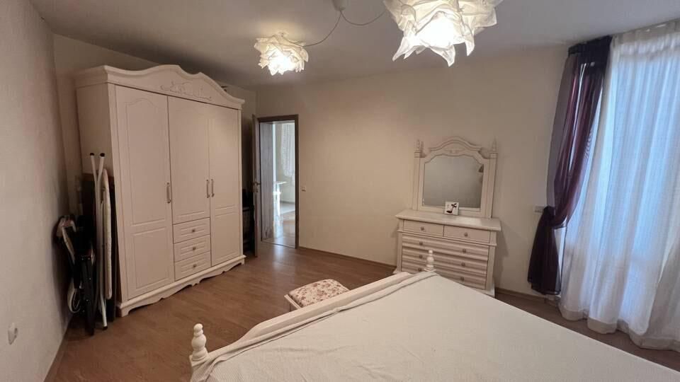 Продава се Двустаен апартамент в Бургас, Център - 74 кв.м за 1000 €/кв.м - Снимка #2