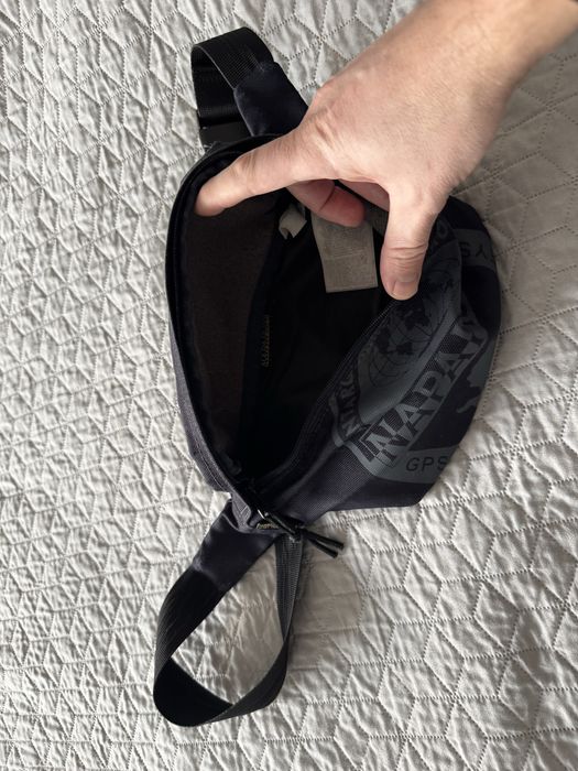 Тъмносиня мъжка чанта Napapijri