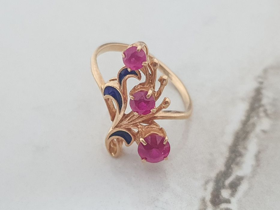 Inel lucrat manual, foarte vechi, din aur de 14K cu rubine și email