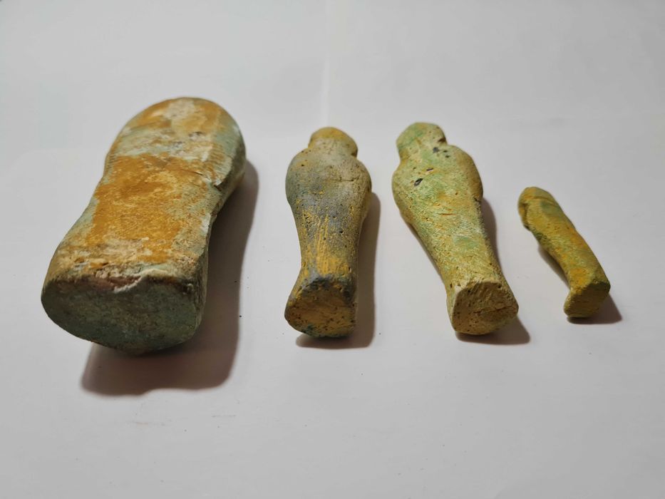 4 statuete egiptene din teracotă arsă