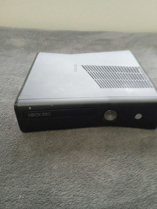 Продавам Xbox 360 с 2 джойстика с 33 игри