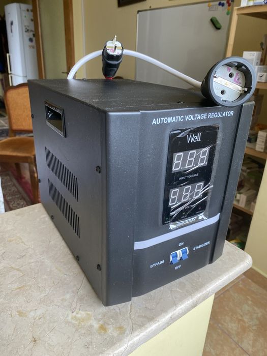 Vand stabilizator automat de tensiune cu servomotor WELL3000w (5000VA) in garantie pama in sept. 2027.