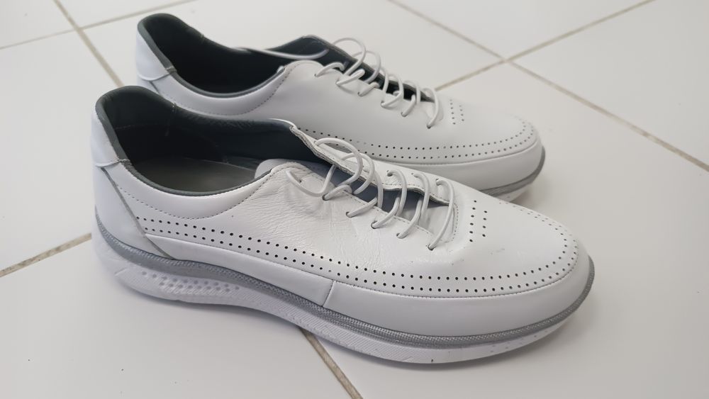 Кроссовки женские