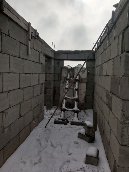 Продам недостроенный дом с участком