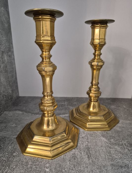 Pereche două sfeșnice vechi din bronz, 22cm, fabricate in Marea Britanie in anii 1970.