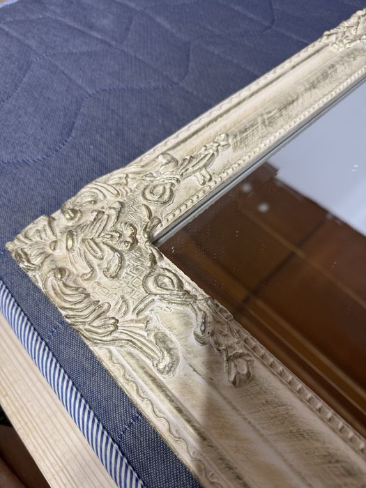 Oglindă de perete 80 × 60 cm, cu ramă albă decorativă