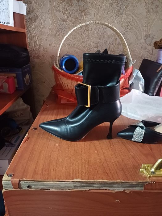 Продаются сапожки и босаножки