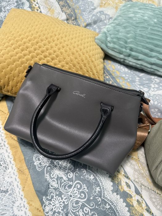 Раници и чанти, различни модели и цветове