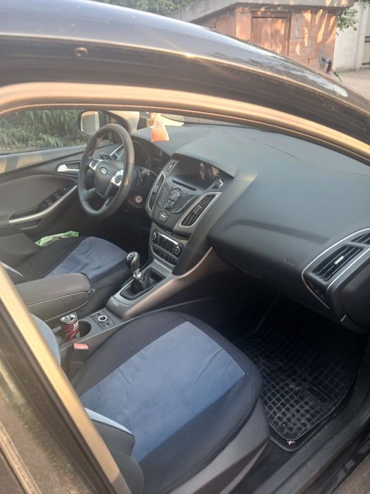 Ford Focus 20101.6 TDCi, 260.000 km, întreținut, scaune încălzite, jante aliaj, cauciucuri M+S, cârlig, preț3000€ negociabil.”