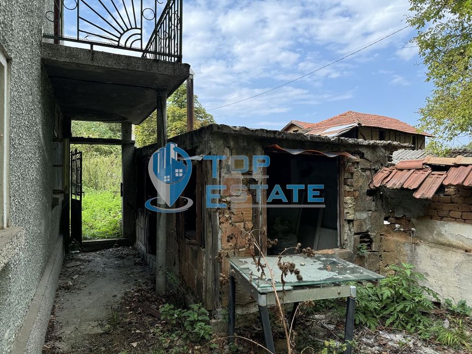 Двуетажна тухлена къща в с. Шарани, област Габрово.
