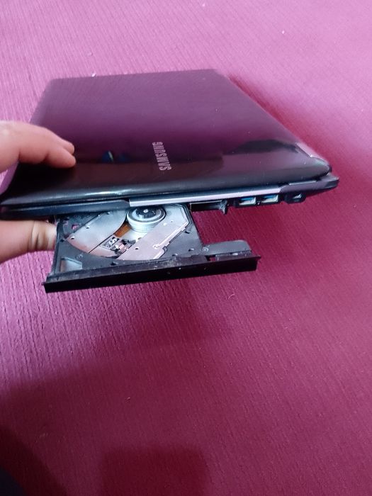 Noutbuk  SAMSUNG Sotladi