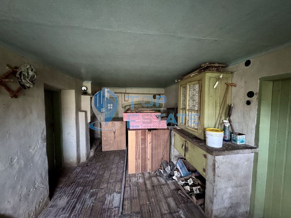 Къща с кладенец, гараж и стопански постройки в село Долна Липница, об