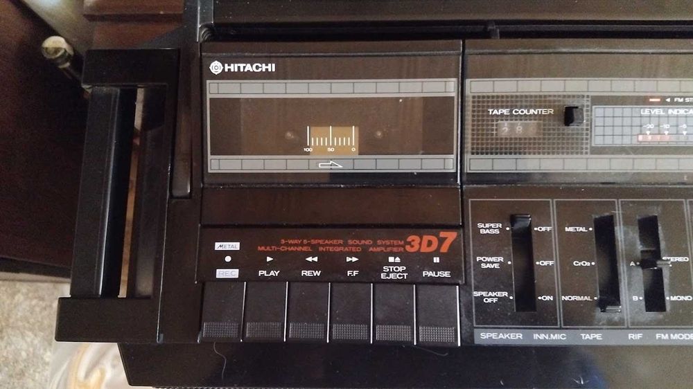 Радиокасетофон Hitachi TRK-7620E 3D Super Woofer