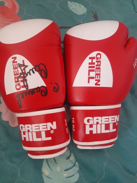 Перчатки с афтографом Серика Сапиева