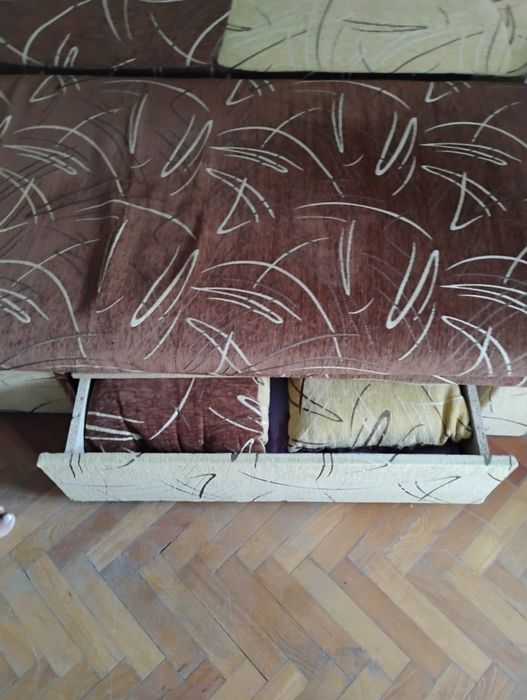 Разтегателен диван със възглавници