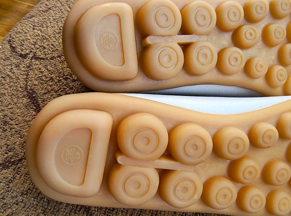 Дамски обувки, сникърси.