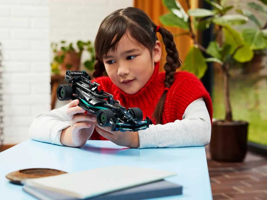 LEGO Technic Mercedes-AMG F1 W14 E Performance Инерционный автомобиль