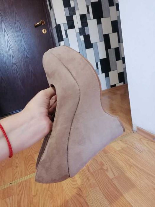 Vand pantofi cu platforma