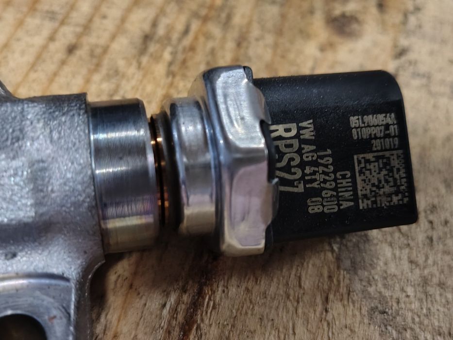 Rampa injectoare rampa injectie audi a4 b9 audi a6 c8 audi a5 2.0tdi cod motor dez qudi q5 cod 04l130764e perfect functionala