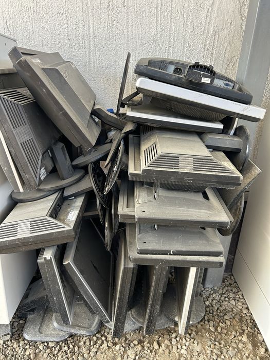 Продам рабочие и не рабочие принтеры, мониторы и системные блоки.