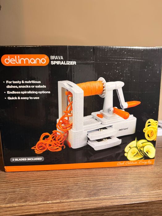 Уред за спираловидно нарязване на зеленчуци за украса