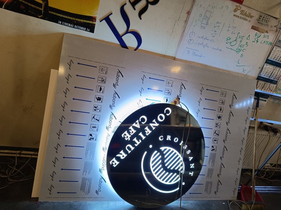 Firma luminoasă dibond