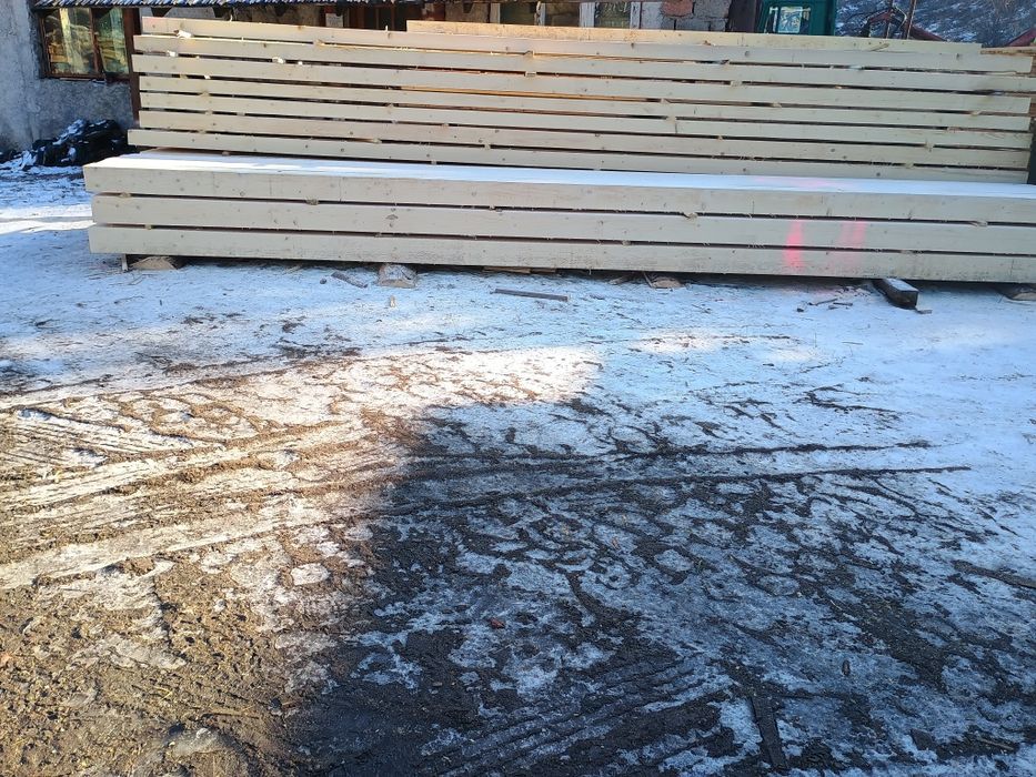 Vând scânduri și pătrate de brad