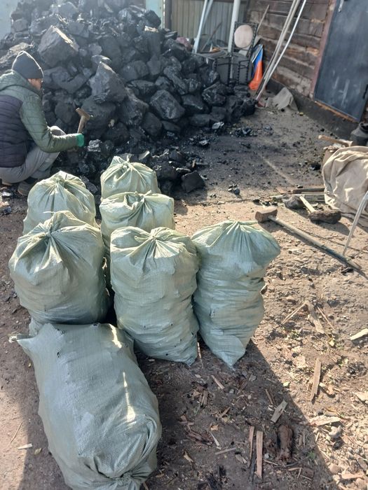 Уголь в мешках  и дрова