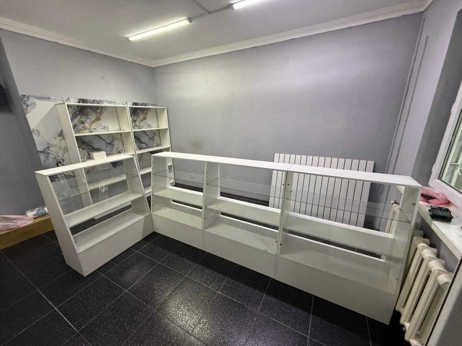 Продам витринные полки для магазина