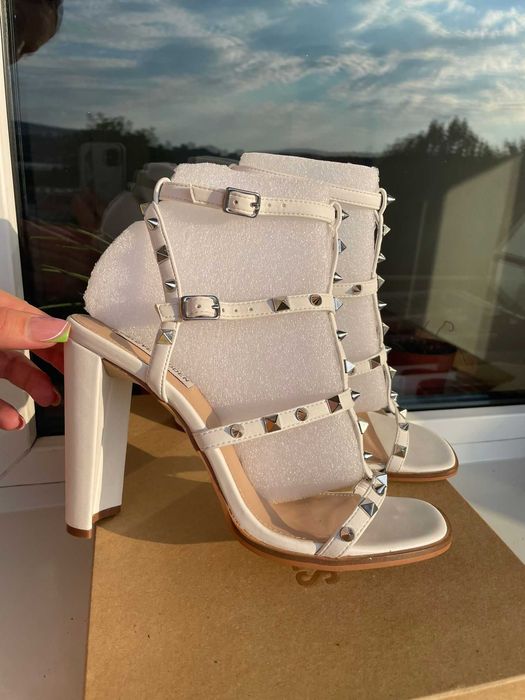 Sandale albe Steve Madden marimea 40