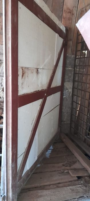 Poarta/ușa garaj din lemn