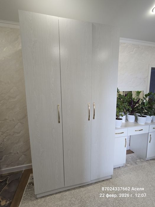 Шифонер и комод с зеркалом