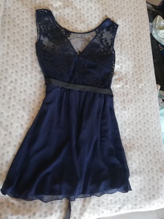 Rochie din dantela și voal de vanzare.