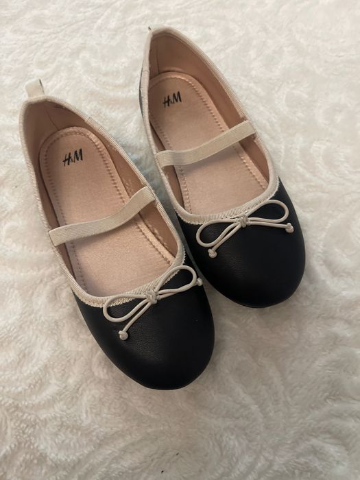 Pantofi roșii și negri mărimea 31 amândouă